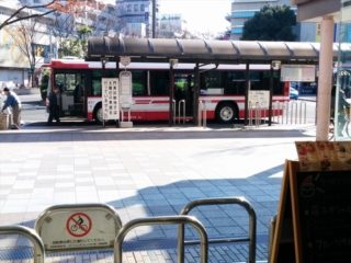 古川橋駅前ロータリーの京阪バス 運転免許試験場行きバス停です。