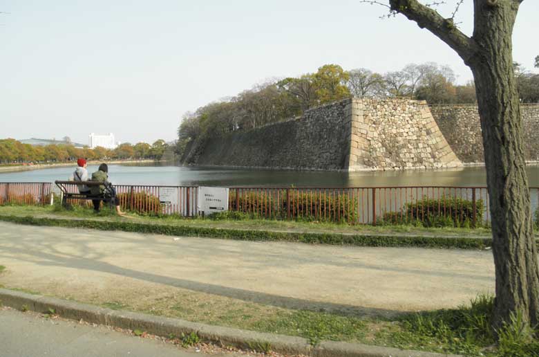 大阪城公園の石垣と堀
